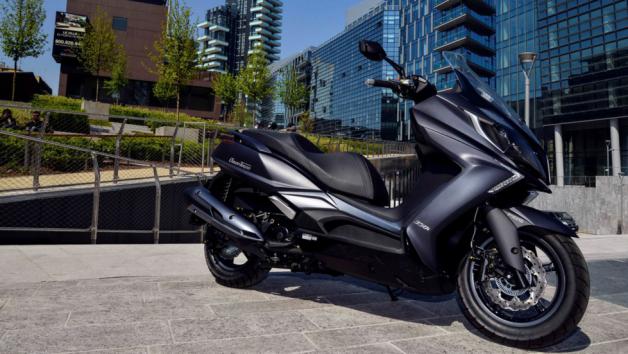 Οι πλούσιες αρετές του Kymco Downtown 350 συνδυάζονται με σημαντικές προσθήκες ασφάλειας και τεχνολογίας για ένα σύνολο που διαπρέπει στις καθημερινές μετακινήσεις της πόλης και όχι μόνο.